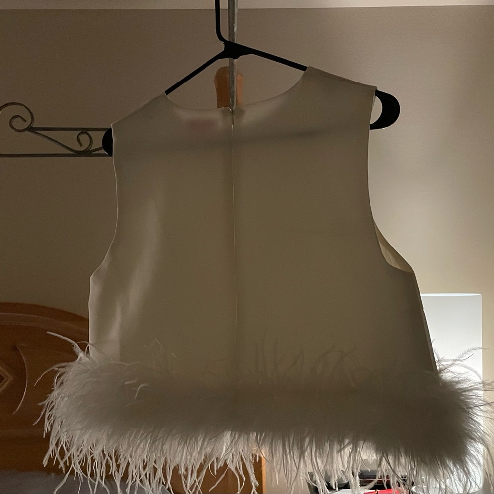 La’ Ros Cream White Short top with white lining of feathers Size Large